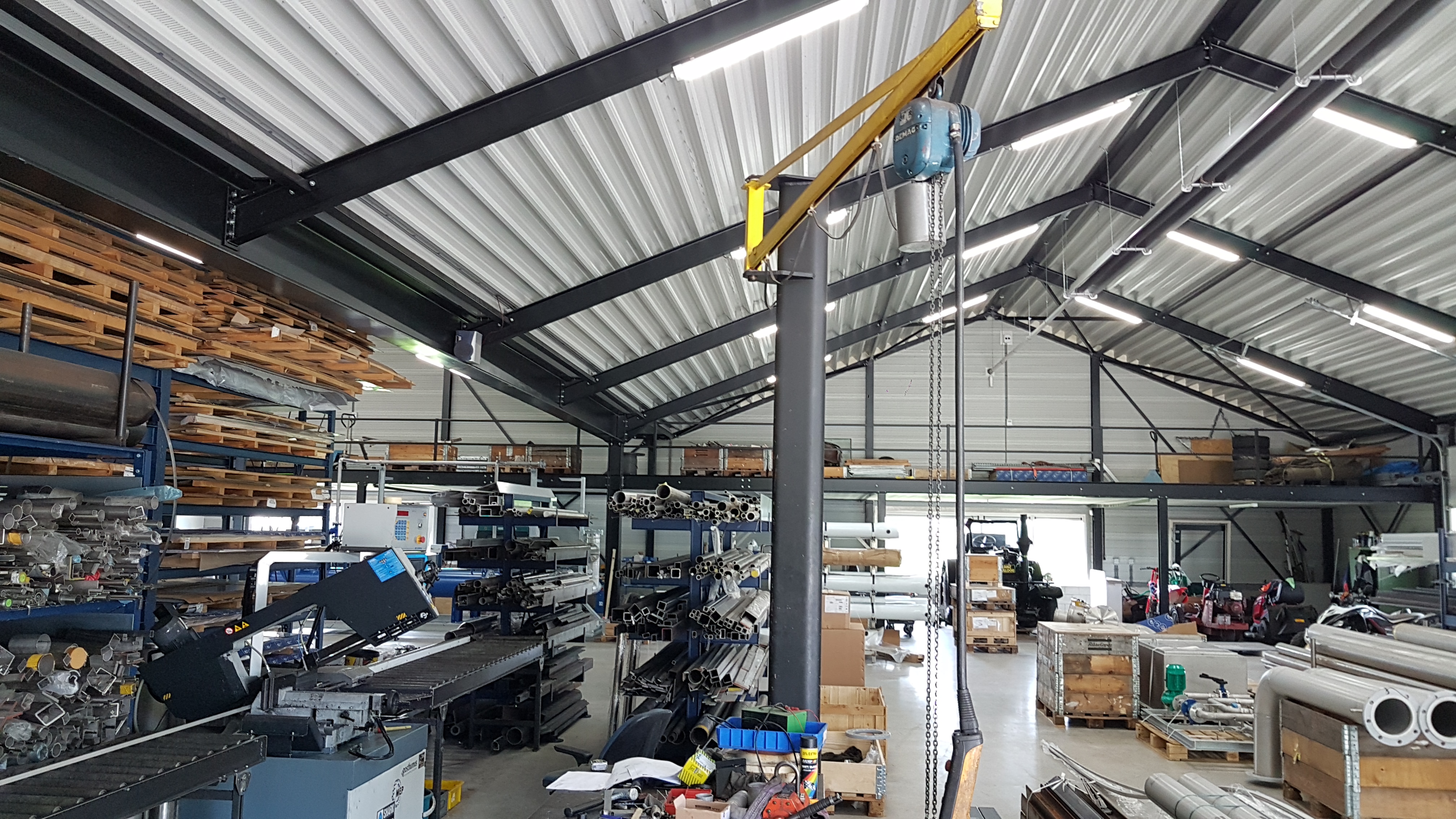 Hal vol met staal en gereedschap