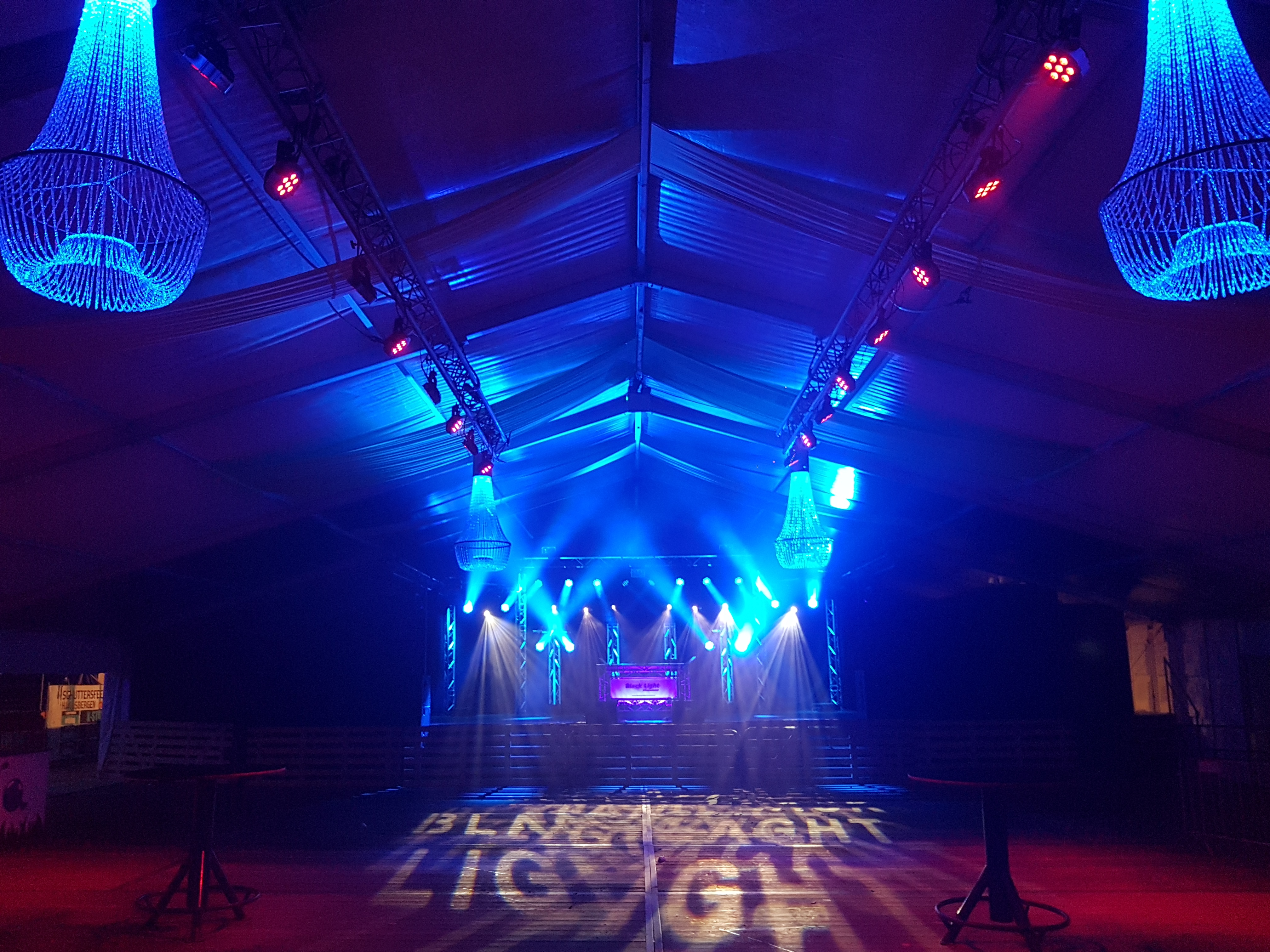 Kroonluchters en led parren in feesttent
