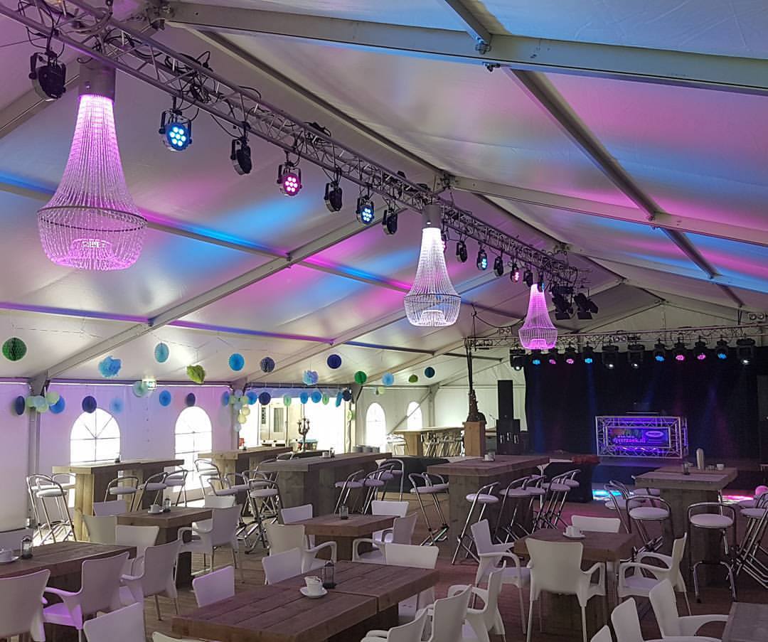 Bruiloft in feesttent met led parren en kroonluchters
